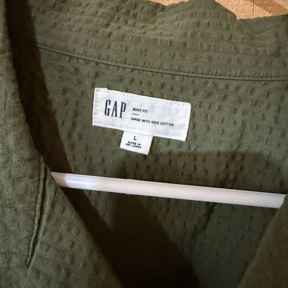 GAP Men's Seersucker Button Down Shirt